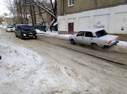 На столе редкое утро не стояла