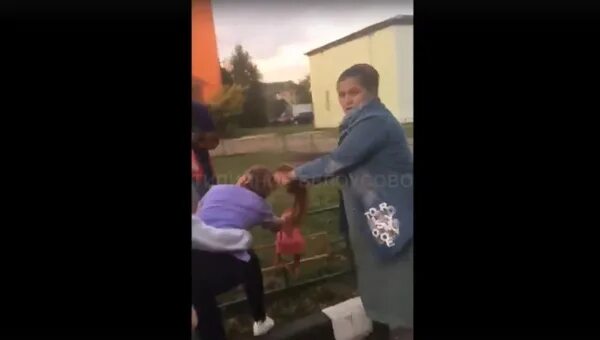 Издевание над детьми в школе. Мальчик ударил девочку что делать. Мальчик ударил девочку что делать. Девочька бьёт мальчика. Мальчик ударил девочку что делать.