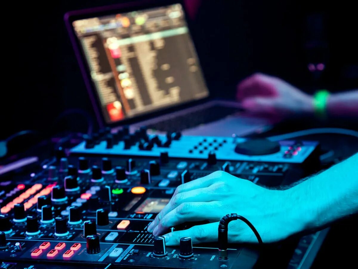 Диджейский пульт на сцене. Самая крутая музыка диджеев. Denon dj 2022. Диджейский пульт на сцене. Курсы диджеев.