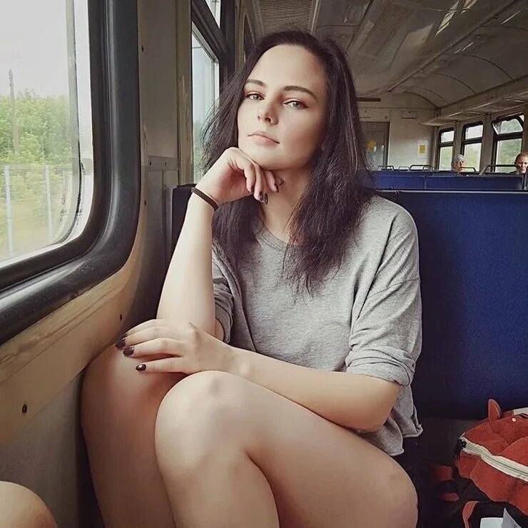 Юные девушки в поездах. Девушка в поезде. красивая девушка в электричке. красивые девушки в поезде. девушка у поезда фотосессия.