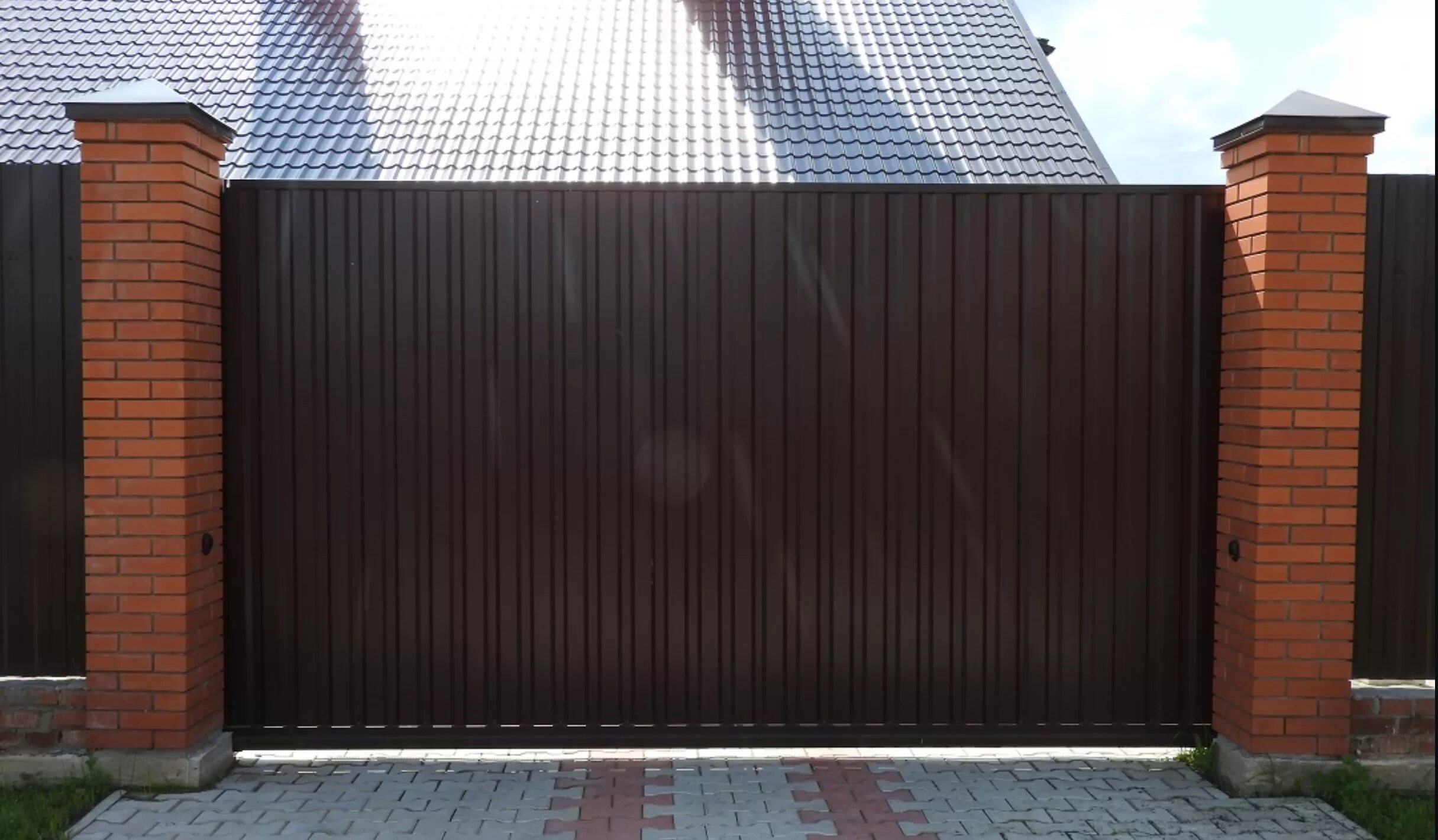Кирпичные столбы для ворот. Откатные ворота на столбах. Откатные ворота с кирпичными столбами. Ворота из профнастила под дерево. Заборы фотогалерея.