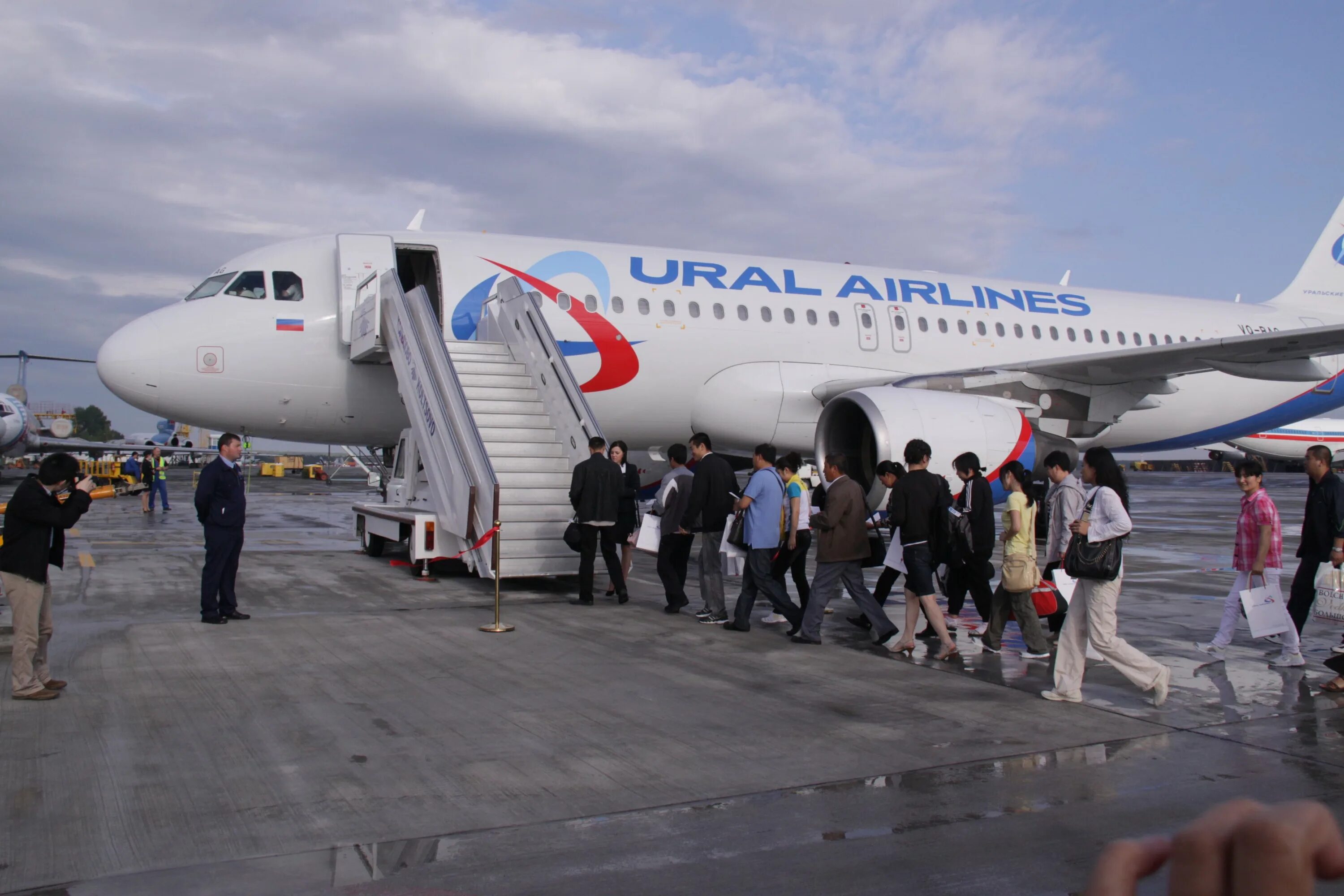 Airbus a320 ural airlines. Самолёт уральские авиалинии. Самолет авиакомпании урал эйрлайнс. Самолёт уральские авиалинии екатеринбург. Самолет ural.