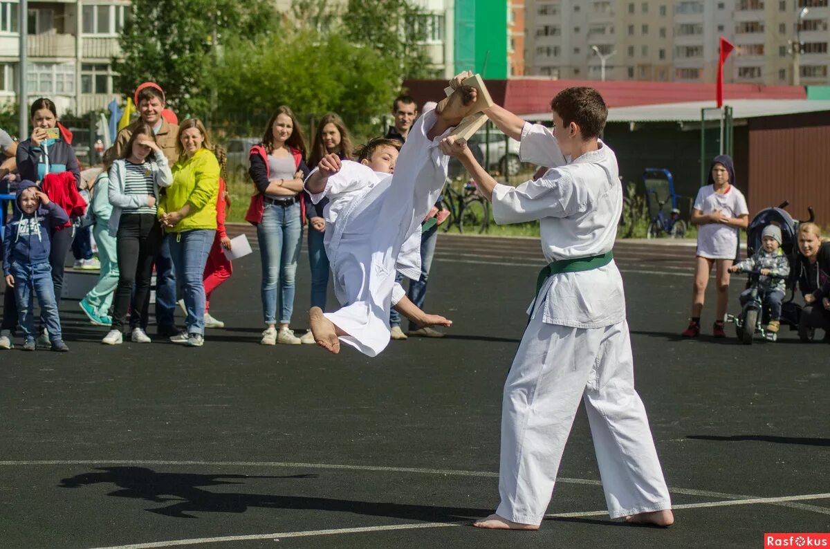Показательные выступления каратистов. Показательные выступления по каратэ киокушинкай. Показательные выступления каратистов. С днем физкультурника каратэ. Карате выступления.