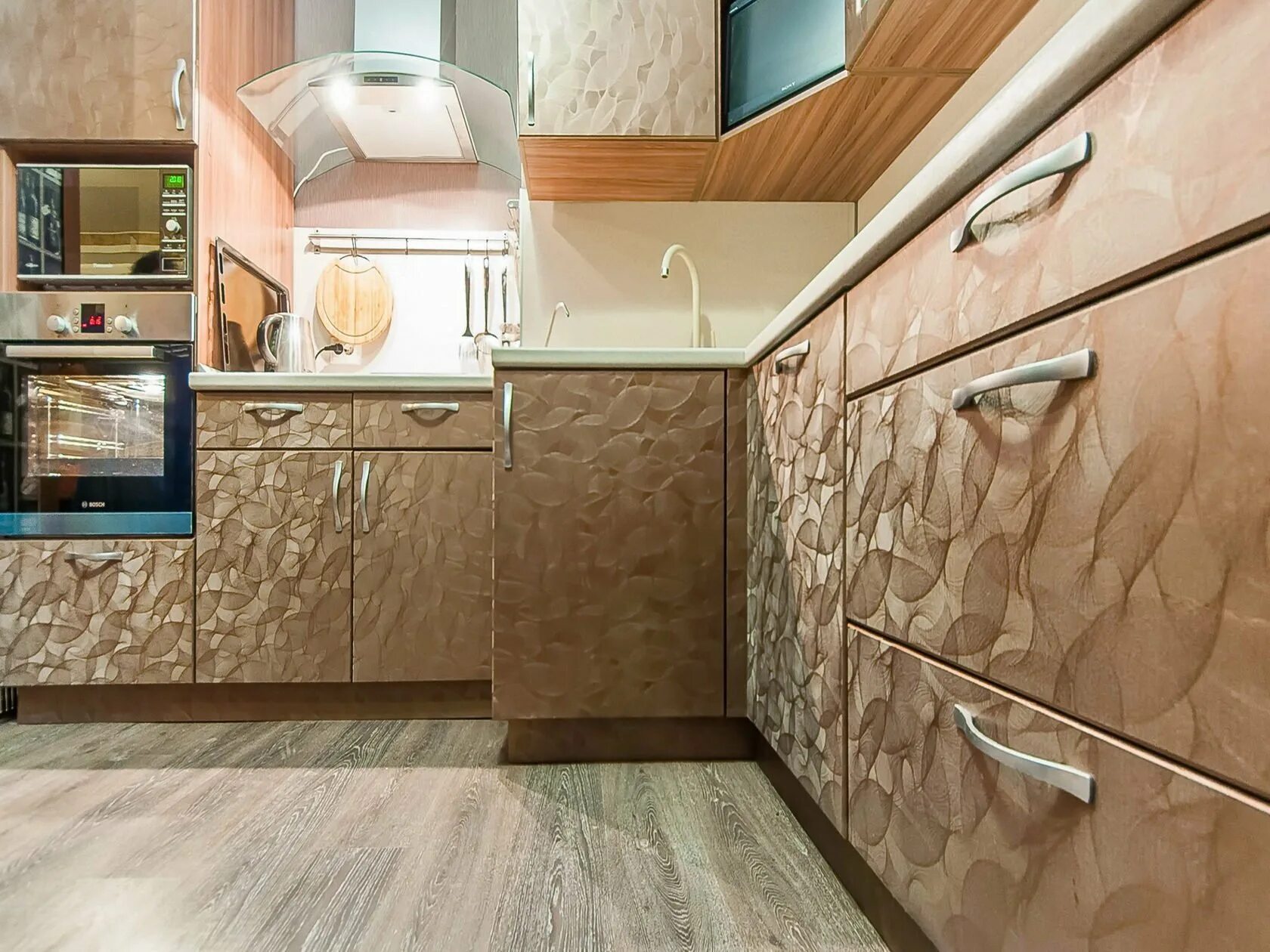 Кухня ретро стиль коричневая с бежевым фото дизайн. Облицовка кухонного гарнитура. Облицовка кухонного гарнитура. Кухня в америке. Облицовка кухонного гарнитура.