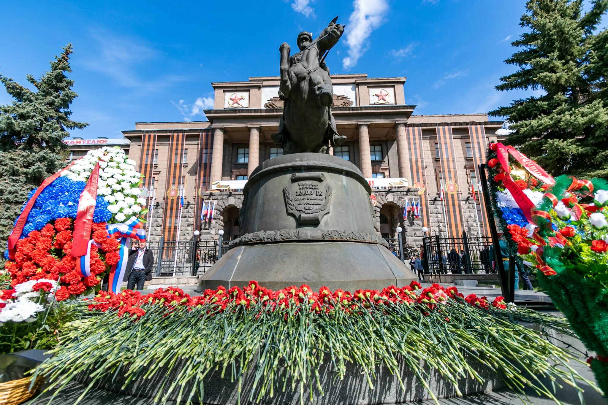 Преддверии дня города. Уральский военный округ памятник жукову. гор ирбит парад 9 мая возле памятника жукова. 9 мая ефимовский у памятника. маршал екатеринбург день города.