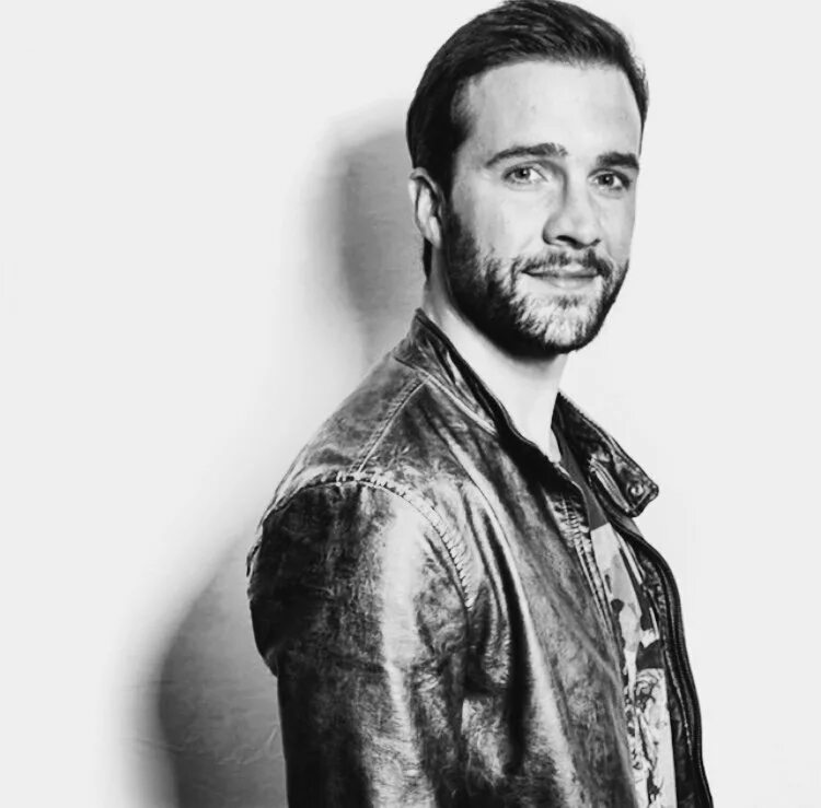 Гил. Гиллингтон гил веббер. Монстер хай гил уэббер. Гил веббер. Гил.