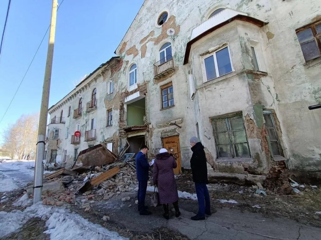 Обвал стены в деревенском доме. Многоэтажный дом. Посёлок бисерть свердловская область. Свердловская область обрушение дома. 20 партсъезда обрушилась стена омск.