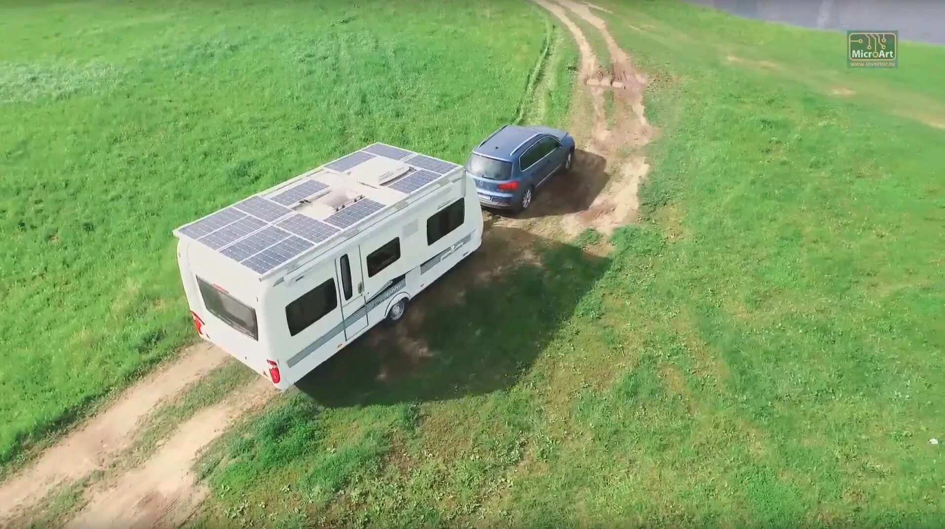 Трейлер где живут. Автодом с солнечными панелями. Солнечные батареи на кемпер. Автодом на солнечных батареях. Дом на колесах с солнечными батареями.