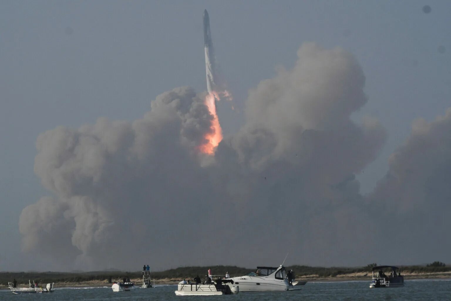 Ракета Starship взорвалась. Взрыв ракеты SPACEX. Летающая ракета.