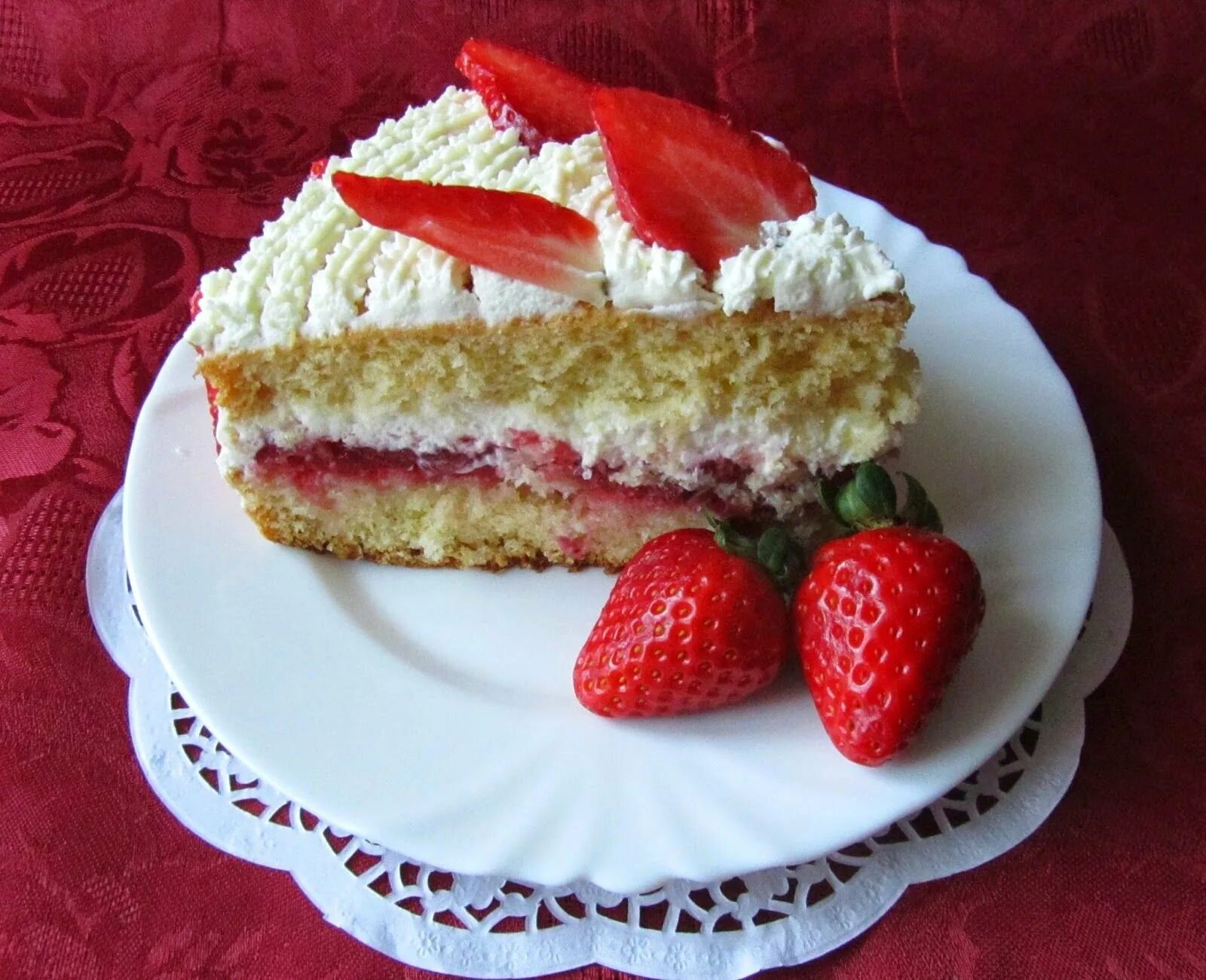 торт клубника со сливками. бисквит с клубникой. лимонный торт. бисквитный торт. бисквитный торт со сливками.