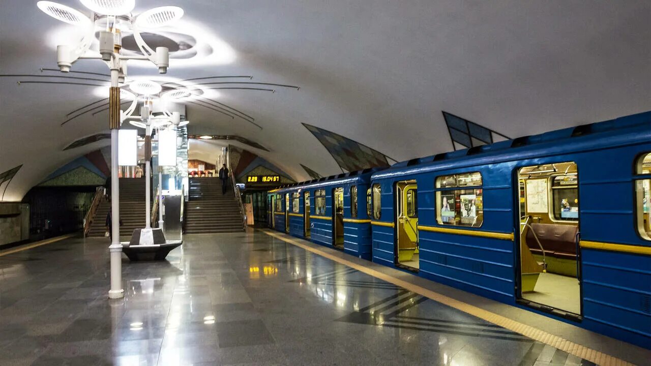 Киевский метрополитен. Ограничительная линия на платформе метро. Метро в киеве работает. Киевское метро. Метро киева фото.