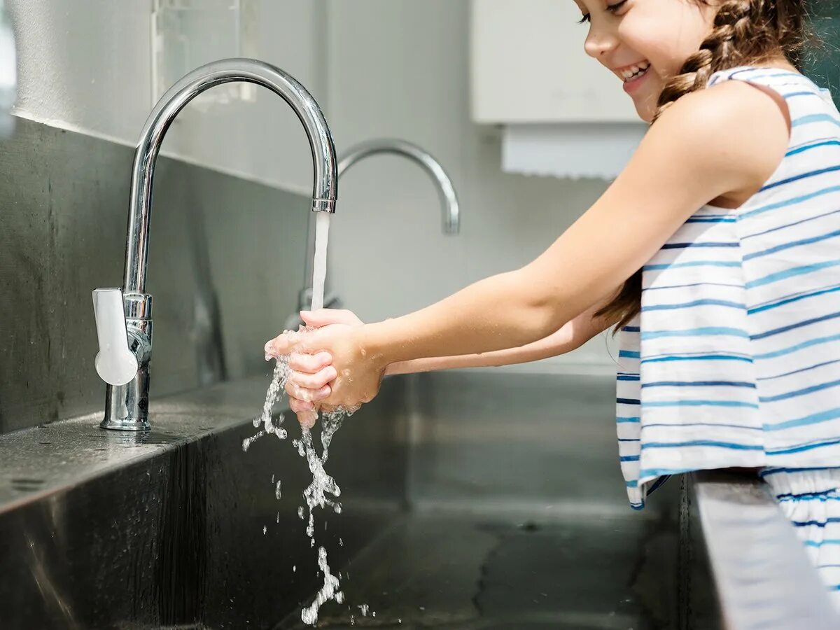 Оставить воду включенной. Кран для холодной воды. Turn off water. Кухонный кран с проточной водой. Перебои с водой.