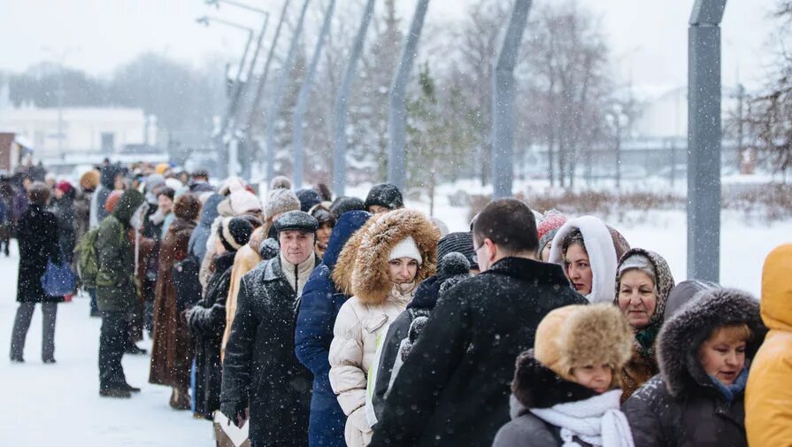 На улице ажиотаж. Толпа людей зимой. очередь зимой. толпа людей на улице зимой. очередь зима.