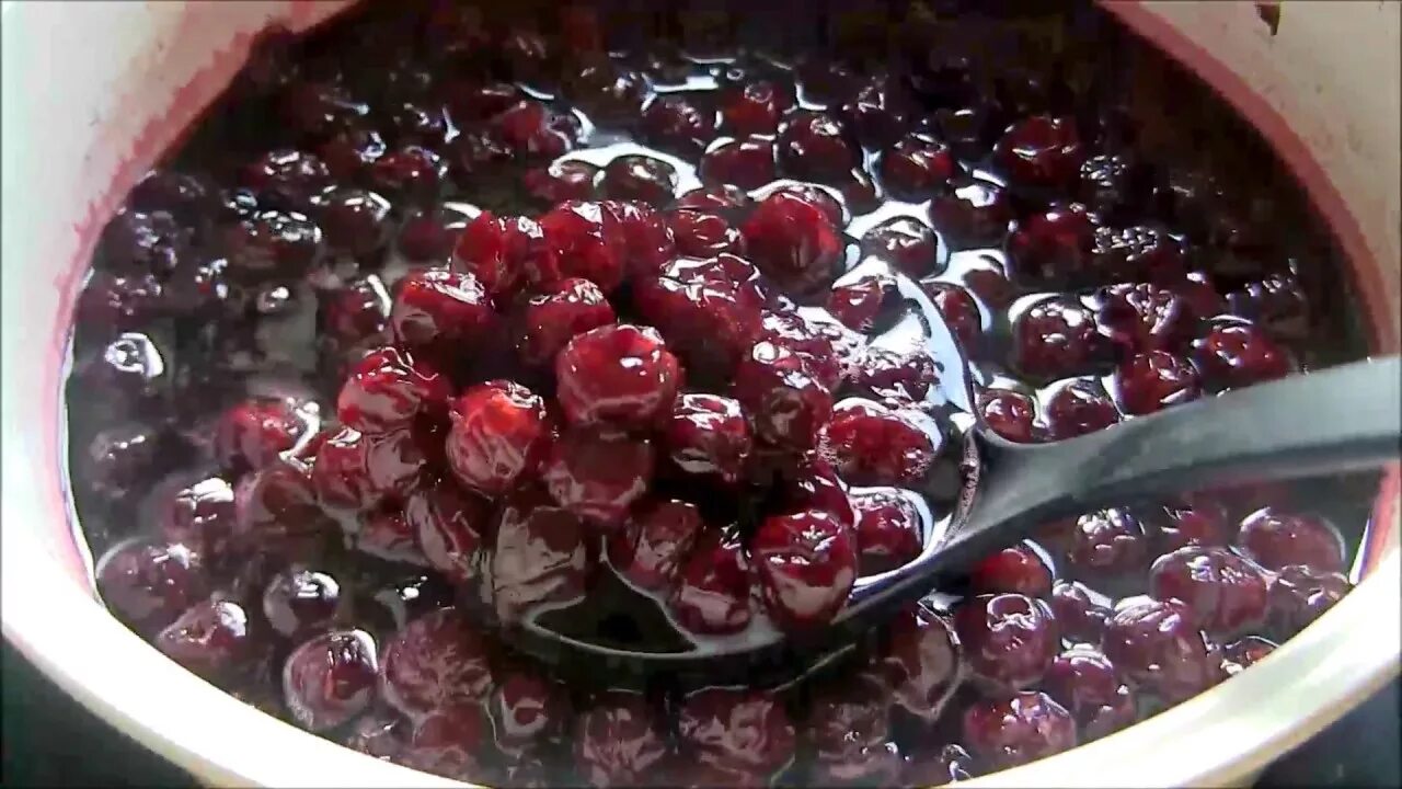 Как сварить вишневое варенье густое с косточками. Вишневое варенье. варенье вишня. варенье из вишни без косточек густое. вишнёвое варенье с косточками.