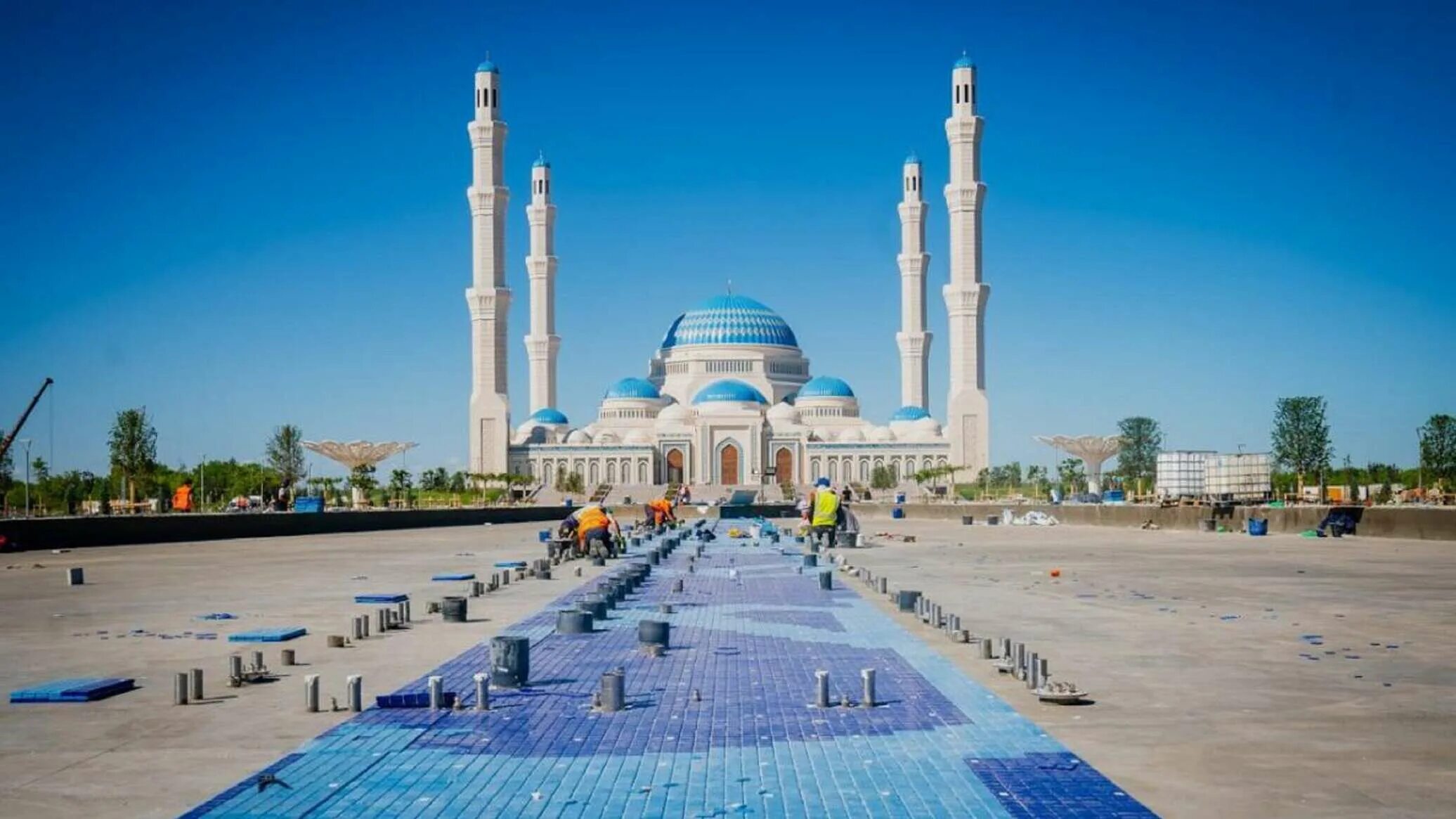 Астана самая большая мечеть. Центральная мечеть Нур-Астана. Мечеть Нурсултан в Астане. Главная мечеть Астаны. Новая мечеть в Астане.