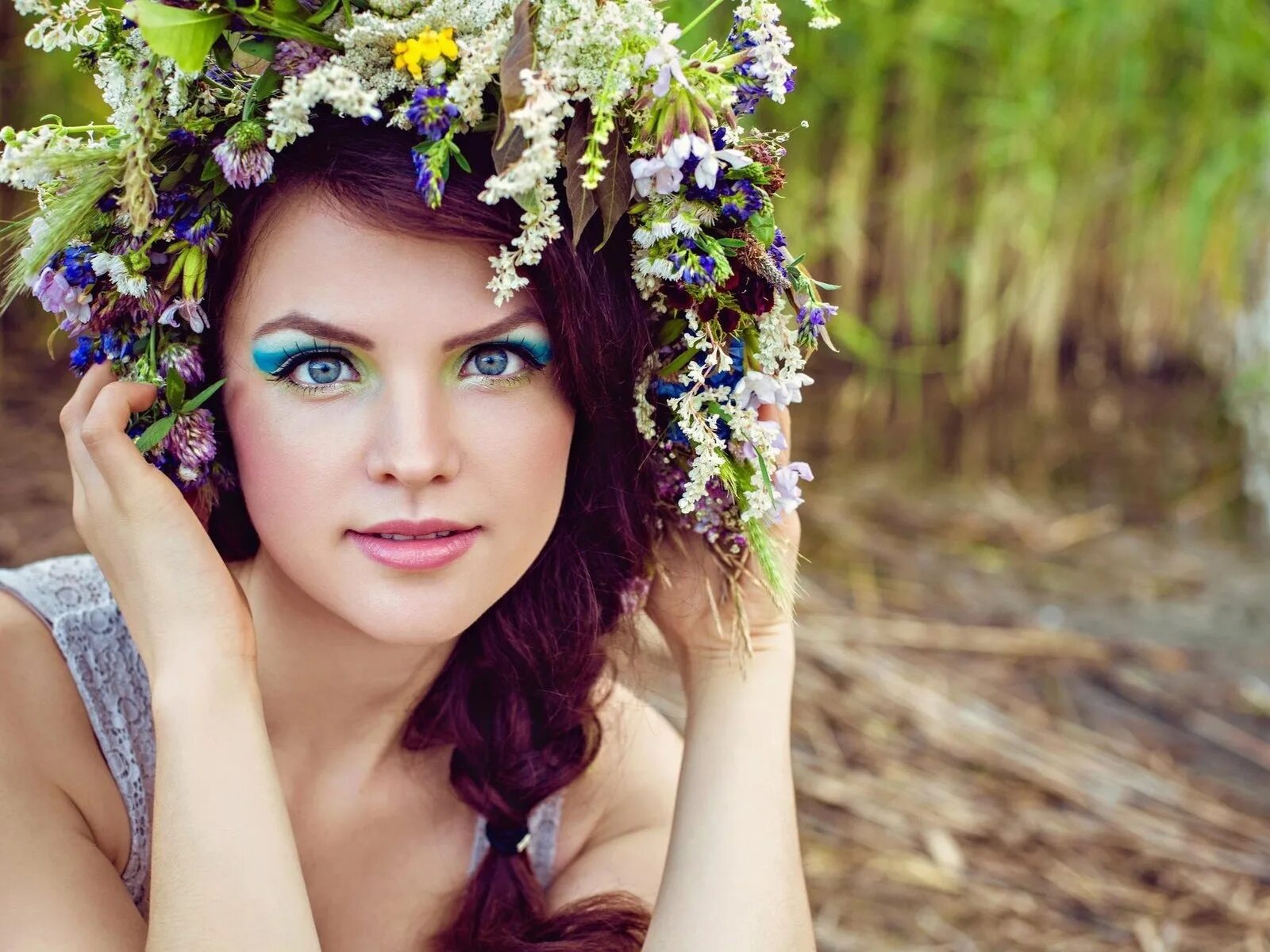 Девицы в венках. Венок жен. Девушка с венком из цветов на голове. Женщина с венком на голове. Девушка в венке из цветов.