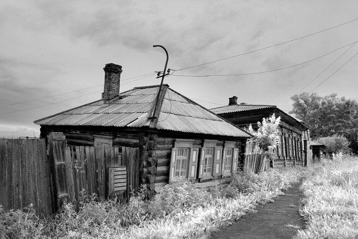 Деревня белая. Старинный дом. Старый деревянный дом. Деревенский домик. Старый домик в деревне.