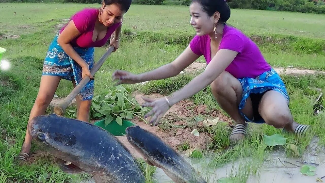 Девушку поймал видео. Девушку поймал видео. Камбоджийские девушки ловят рыбу. Девушка поймала рыбу руками. Поймали закладчицу и ее парня.
