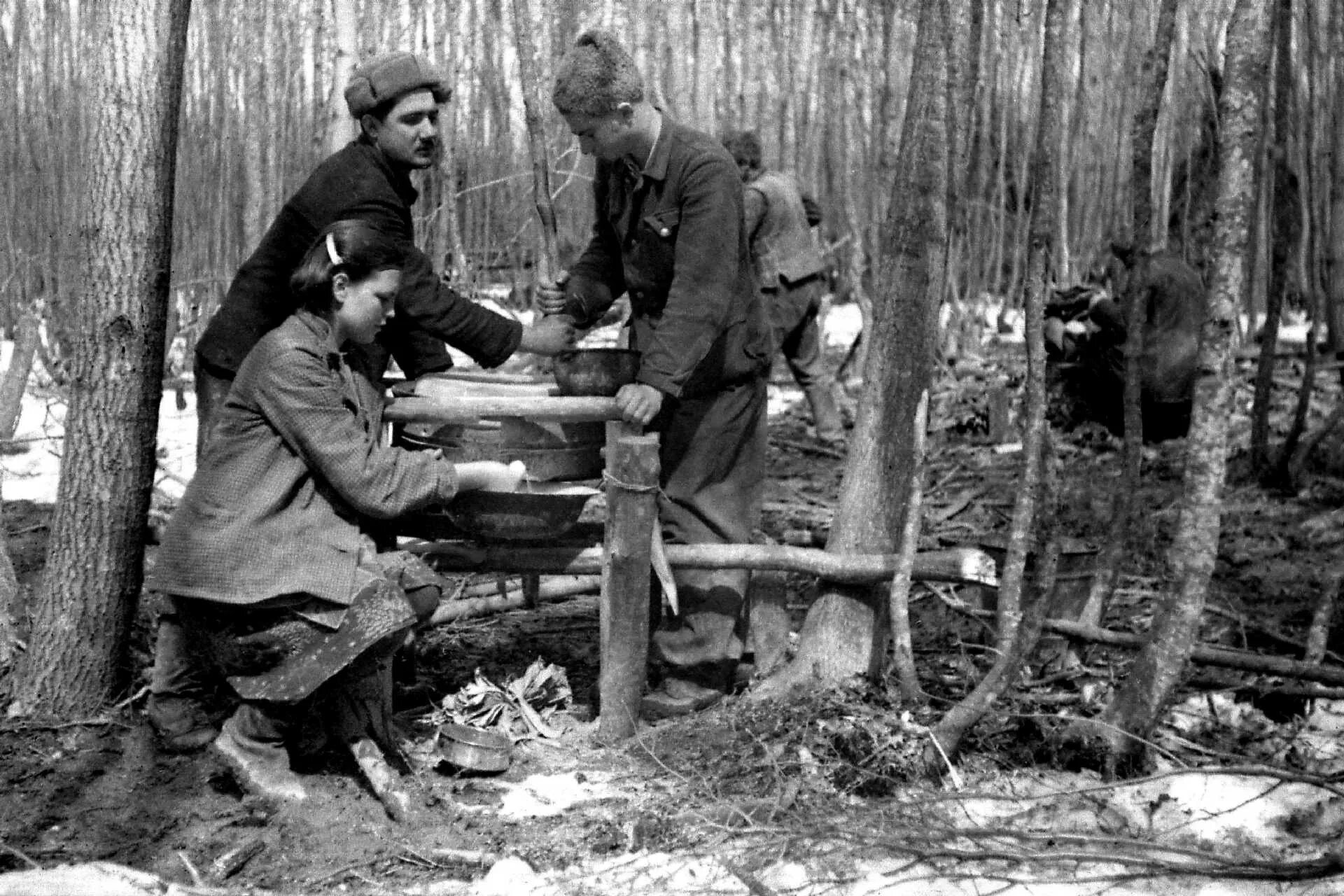 Быт великой отечественной. Землянка Партизан Великой Отечественной войны. Партизанское движение 1941-1945. Лагерь Партизан Великой Отечественной войны.