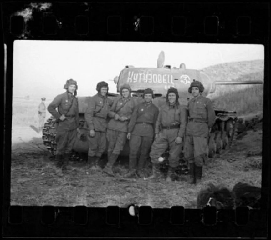 Танк кв-2 у немцев. Кв-1с сталинград. Танк кв 1 расейняй. Подвиг танкиста колобанова. Экипаж танка кв 2.
