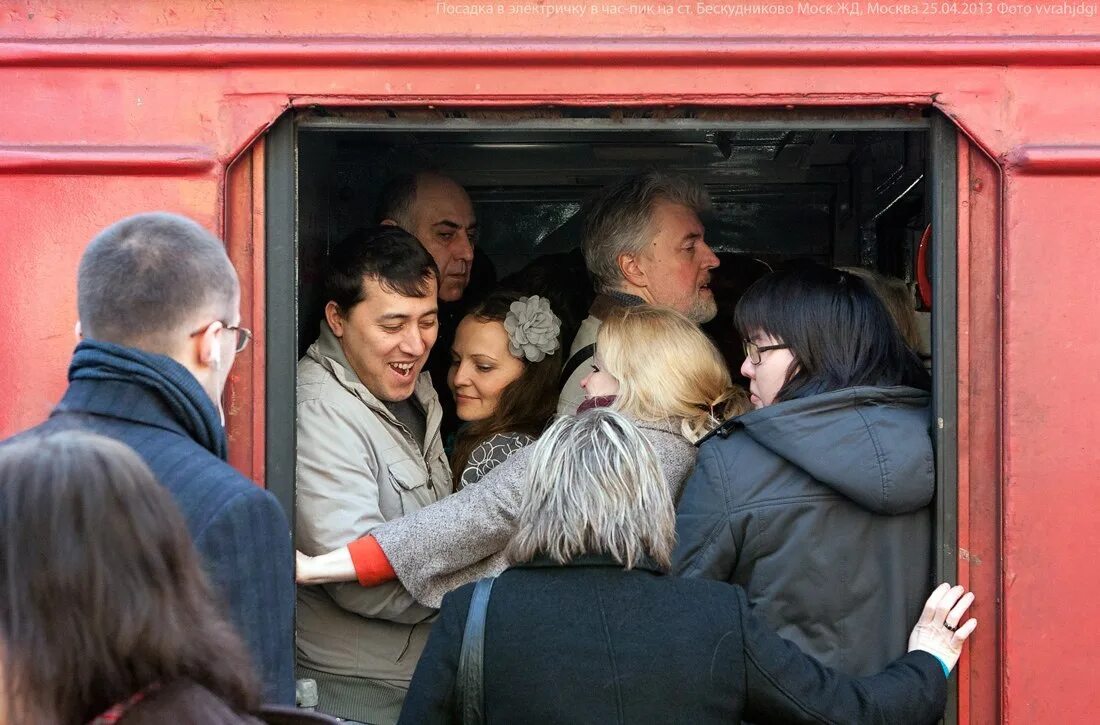 Едет утром в электричке. Толпа в электричке. Электричка в час пик. Электричка много народу. Давка в электричке.
