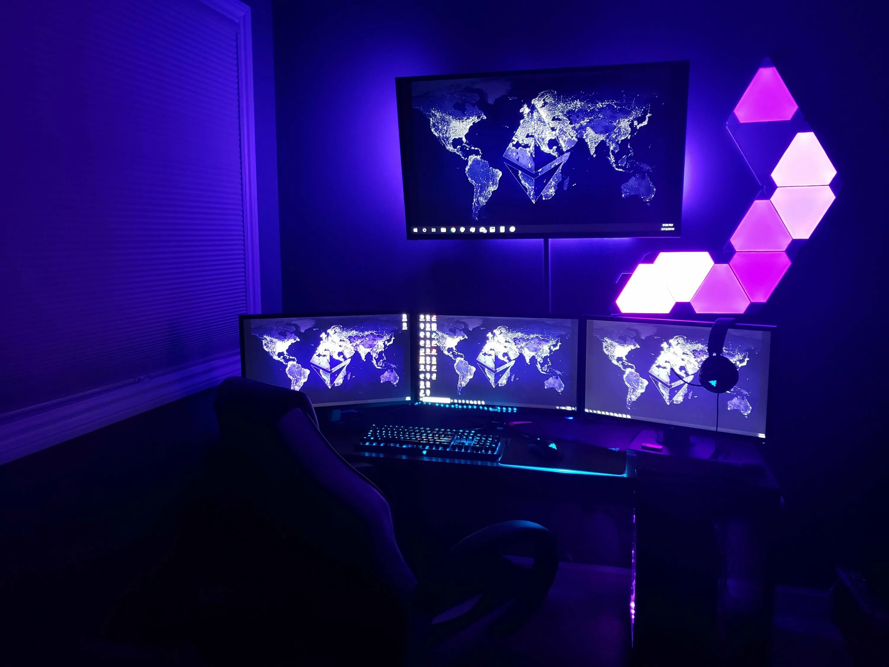 Nightgamer full version. Геймерские комнаты с подсветкой. Комната геймера с подсветкой. Комната с неоновой подсветкой для геймера. Компьютерный стол игровой с подсветкой.