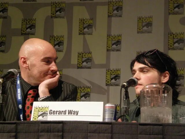Waters of nothing. Грант Моррисон и Джерард Уэй. Gerard way Comic con. Gerard way Comic con 2021. Gerald Morrison Инстаграмм.