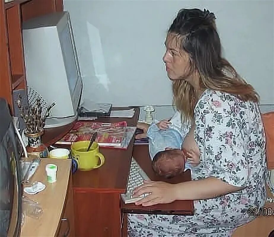Родители при детях. Я как мама стихи. Уставшая мама с детьми. Я устала,пойду спать. Замученная мама.