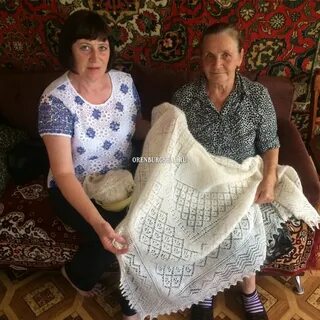 Накинут бабушки платки