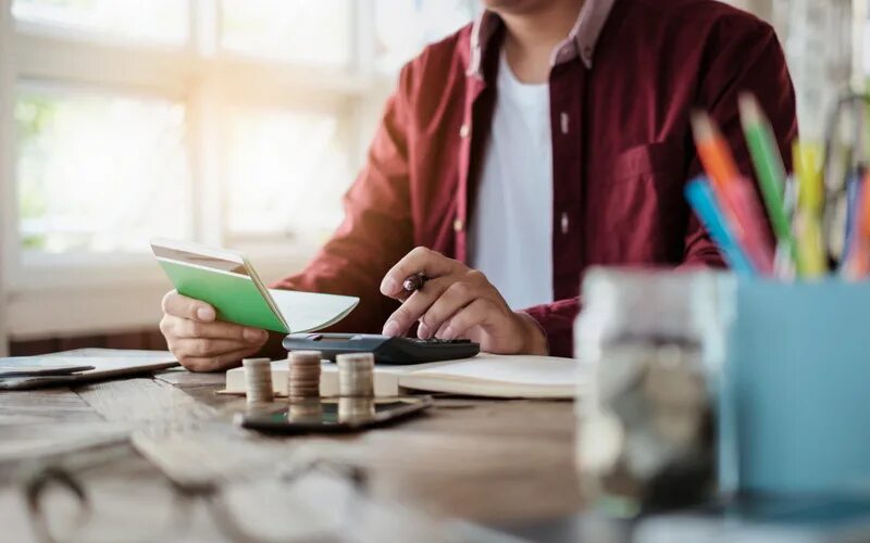 What is a teacher плакат. Учитель английского инфографика. Qualities of a good teacher. Финансы. Personal tips.