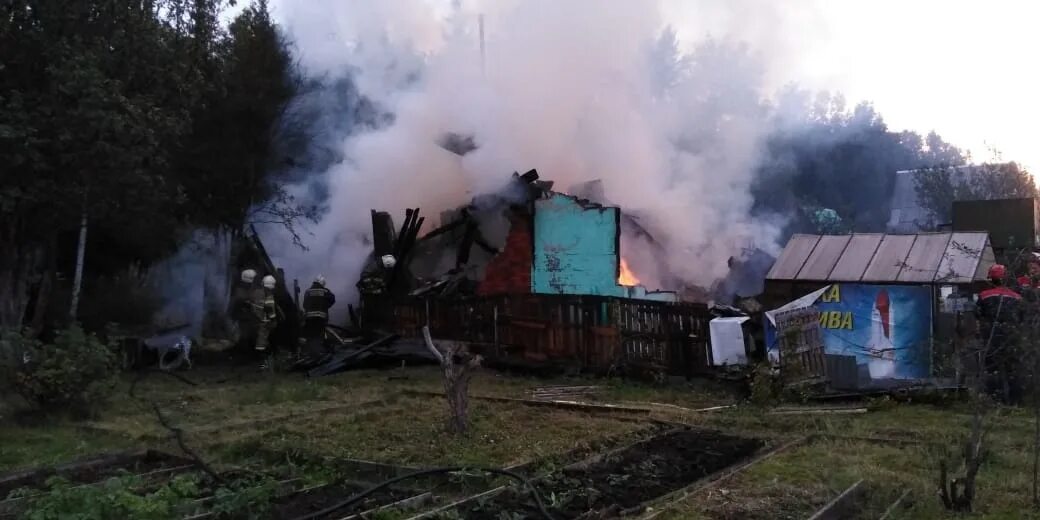 Угли качканар. Пожар на Динасе Первоуральск. Пожар в саду. Фото горящего дома. Пожар в 5 саду верхний Тагил.