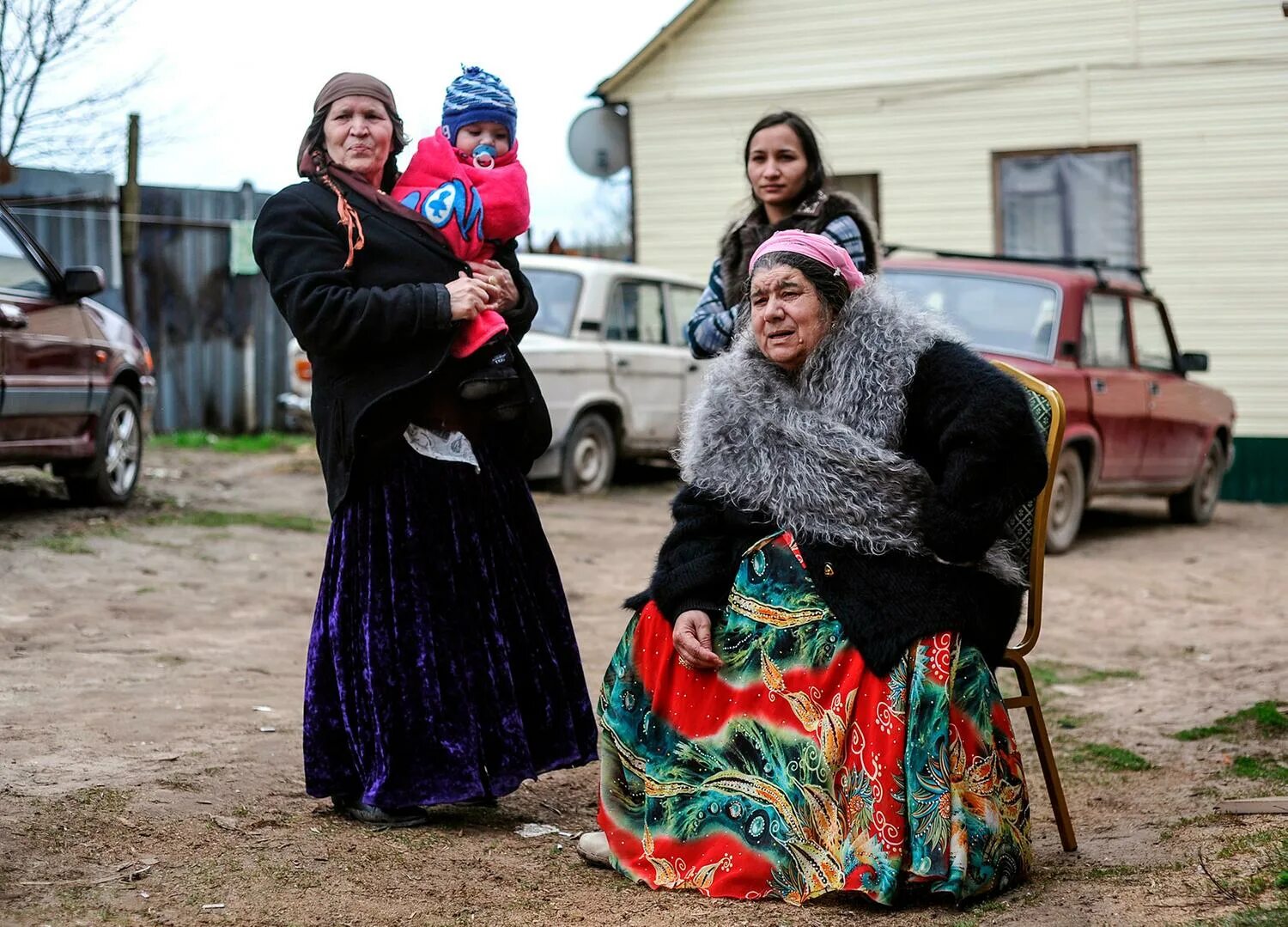 Грузины цыгане. Цыгане деревня Плеханово Тула. Цыгане в Пазелах Ижевск. Цыганский поселок. Поселение цыган.