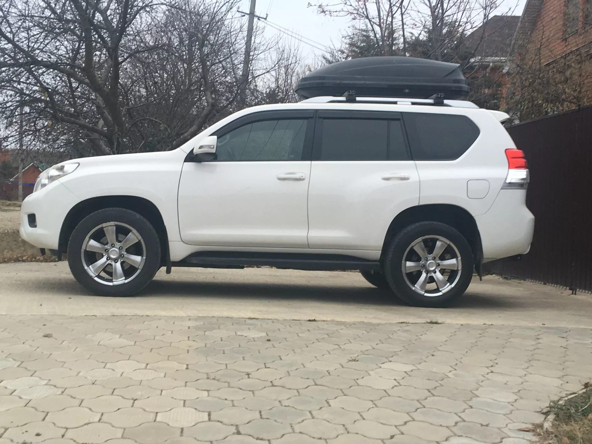 Toyota land cruiser prado диски r20. Toyota prado 150 33 колеса. Toyota prado 150 33 колеса. Toyota land cruiser prado на дисках. Колесо ленд крузер прадо 150.