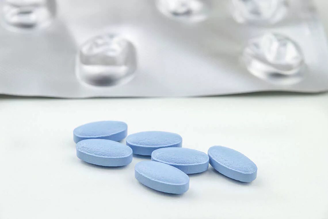 Синие таблетки обезболивающие. Синяя таблетка обезболивающее. Голубые таблетки. Голубые таблетки обезболивающие. Синие таблетки обезболивающие название.