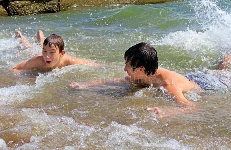 Мальчики купаются вместе. Маечик купаеча в речке. Бесстыжие мальчишки купаются. Мальчики купаются нагишом. Узбекские мальчики купаются.