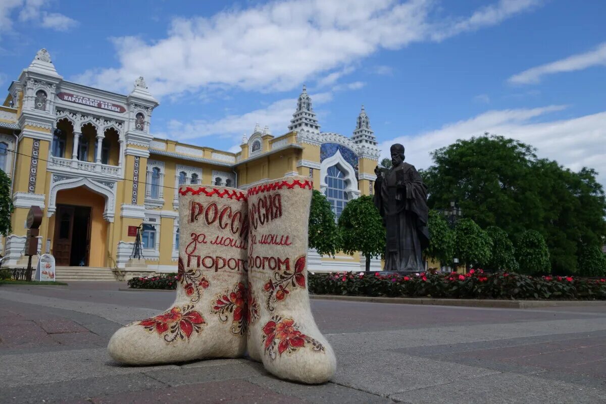 Памятники в Кисловодске на курортном бульваре. Кисловодск Курортный бульвар зеленые фигуры. Скульптура курортница Кисловодск.