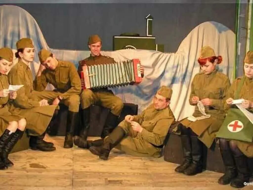 Военные декорации на сцене. Сценка на 9 мая в детском саду. Декорации к военному спектаклю. Военный привал декорации. Сценка на день победы.