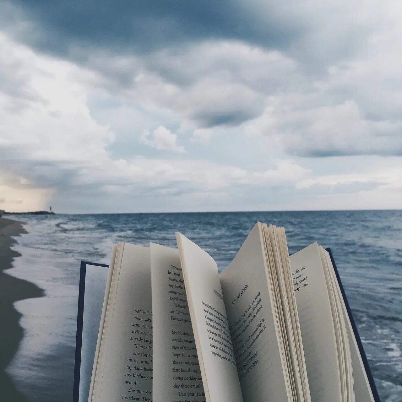 Место книги в жизни людей. Книга море. Книги Эстетика. Книги и море Эстетика. Море и книга цитаты.