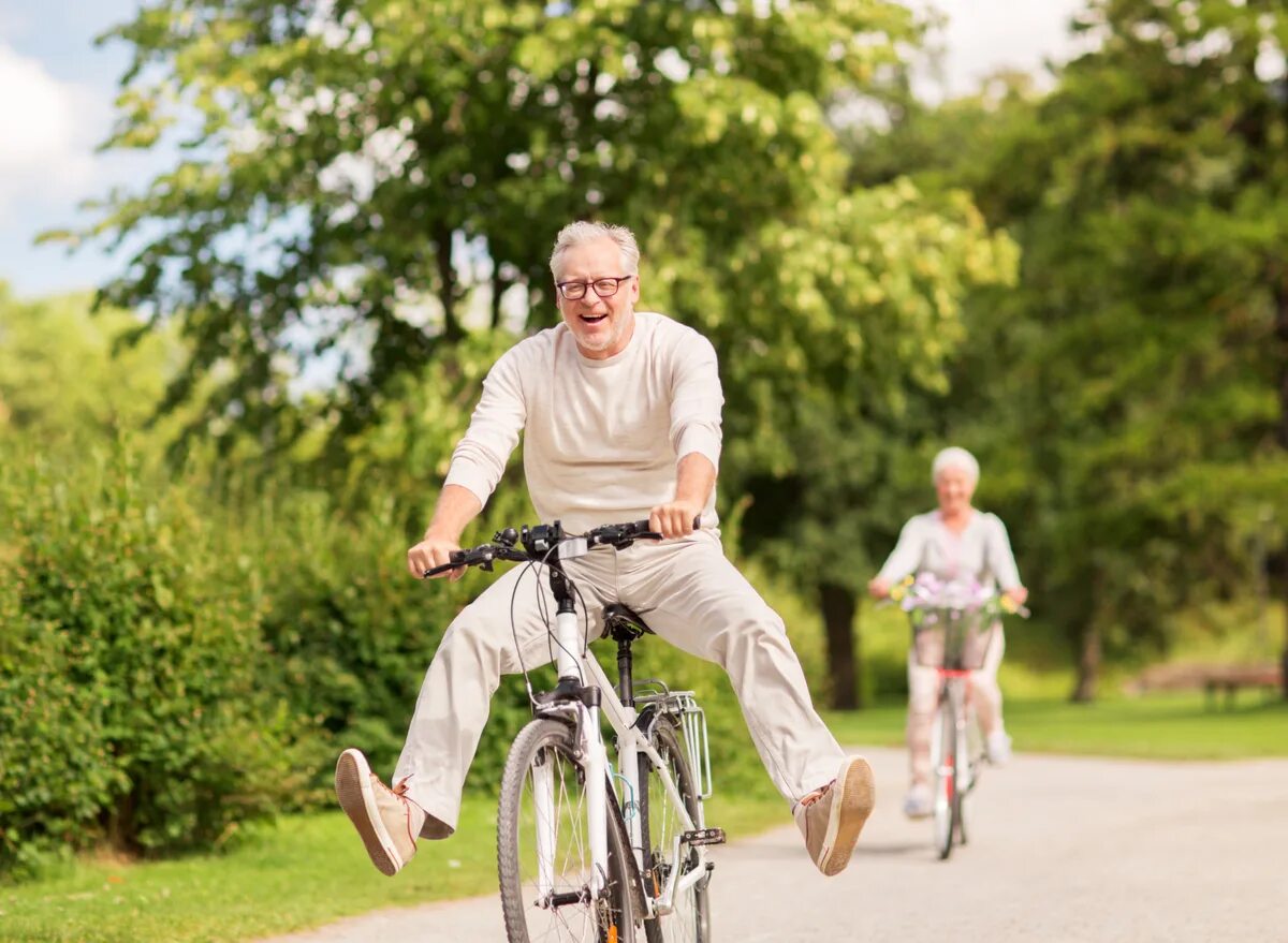 People will live longer. Старик на велосипеде. Велосипед для пожилых людей. Активный образ жизни. Дедушка на велосипеде.