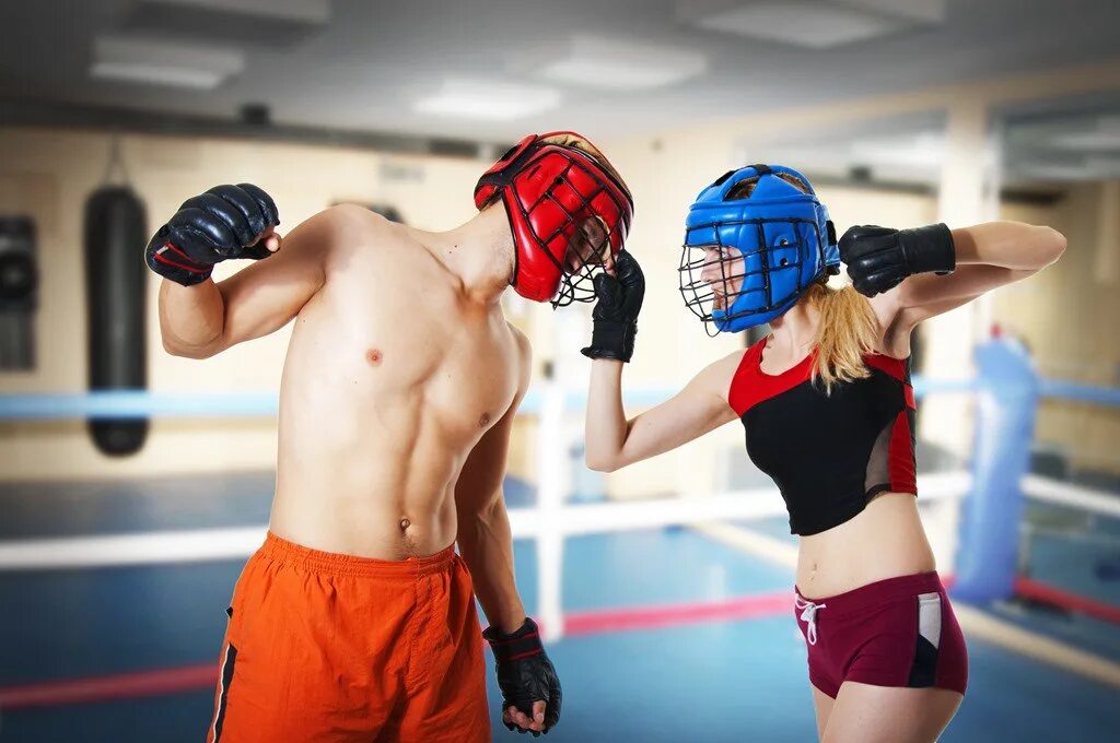 Борьба против мужчин. Боксер в шлеме. Девушка в боксерском шлеме. Шлем для бокса. Девушки боксерши в шлемах.