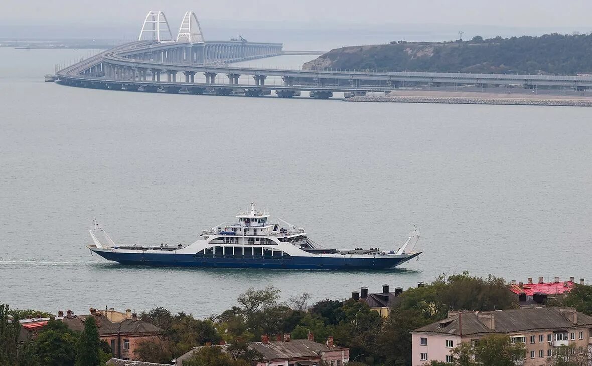 Порт кавказ и крымский мост. Паром керчь 2. Крымский мост паромная переправа. Порт кавказ паромная переправа. Паром порт кавказ керчь.