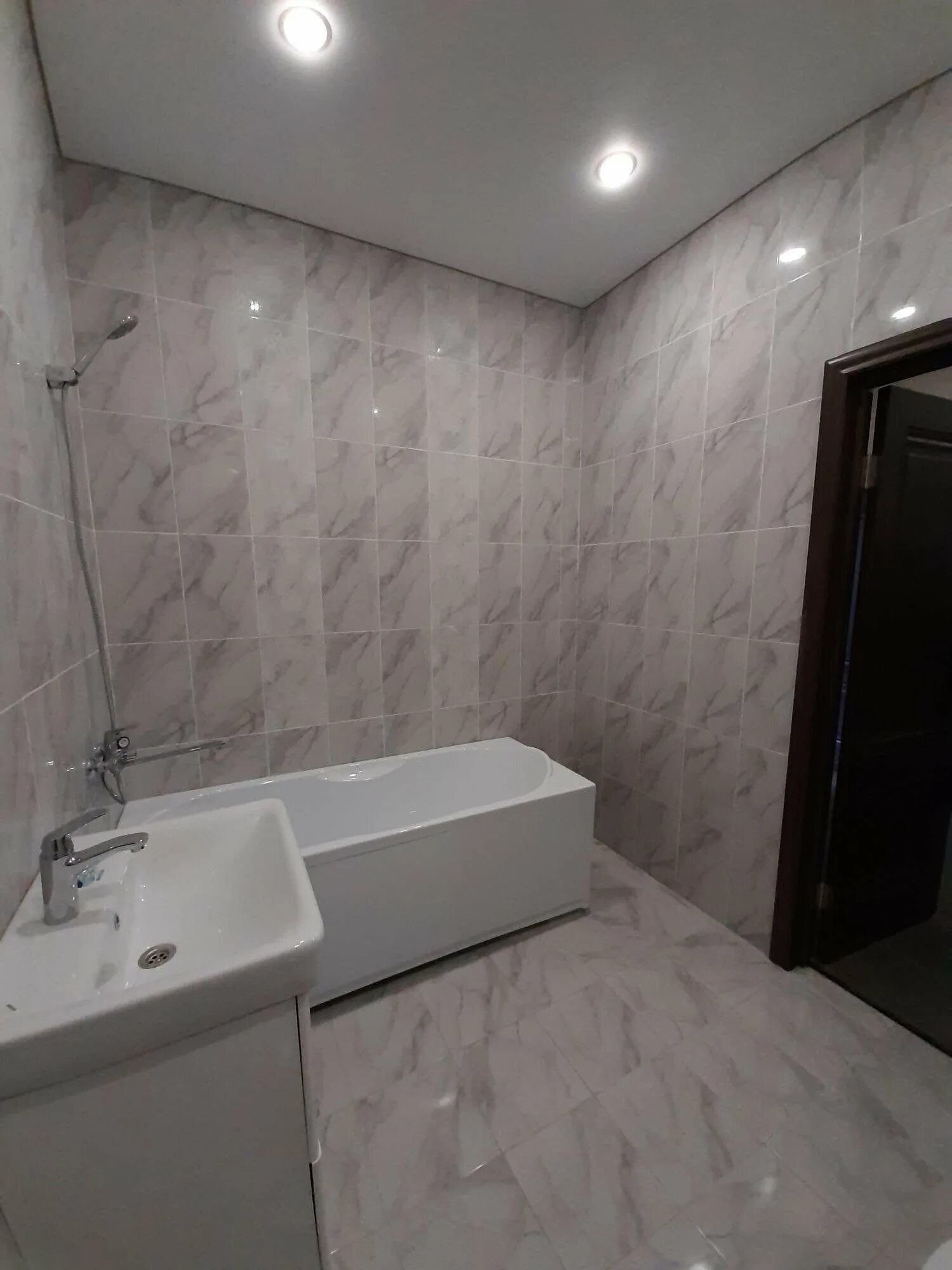 Ванная комната с отделкой от застройщика. Чистовая отделка санузла. Санузел в новостройке. Отделка санузла. Отделка ванной комнаты от застройщика.