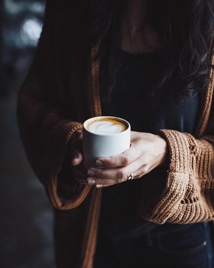 Утро брюнетки. Девушка с чашкой кофе. Девушка с кофе в руках. Девушка с кружкой кофе. Девушка с чашкой в руках.
