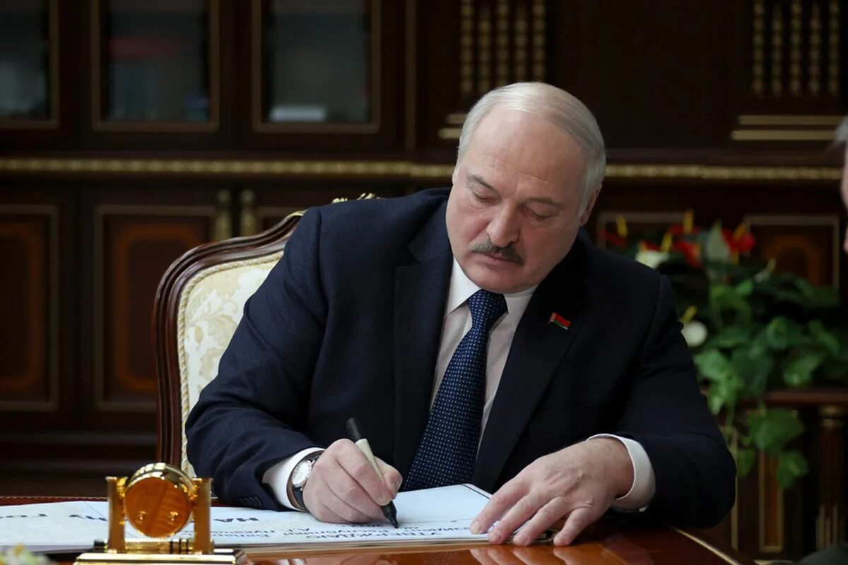 Лукашенко подписывает. Лукашенко подписывает указ фото. Лукашенко и мировые Лидеры.