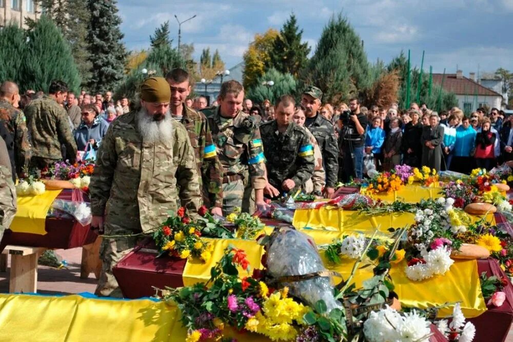 Могилы погибших солдат ВСУ. Украинские военнвекладбища. Украина похороны солдат. Кладбища украинских военных.