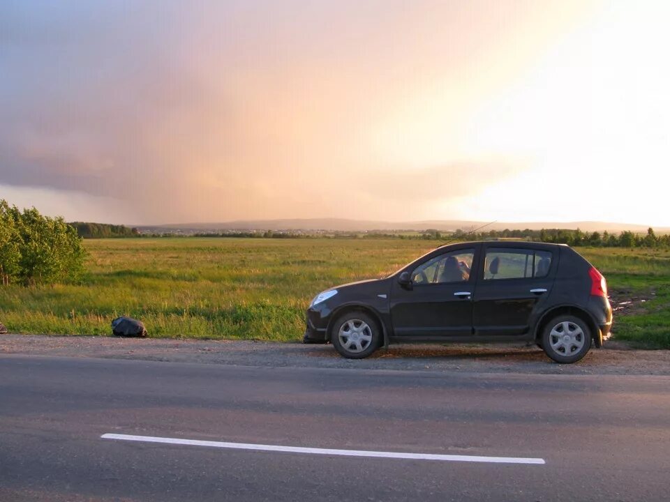 Renault sandero 1 поколение. Renault Sandero на трассе. Путешествие на Renault Sandero первого поколения. Рено Сандеро в первом поколении. Renault Sandero на повороте справа.