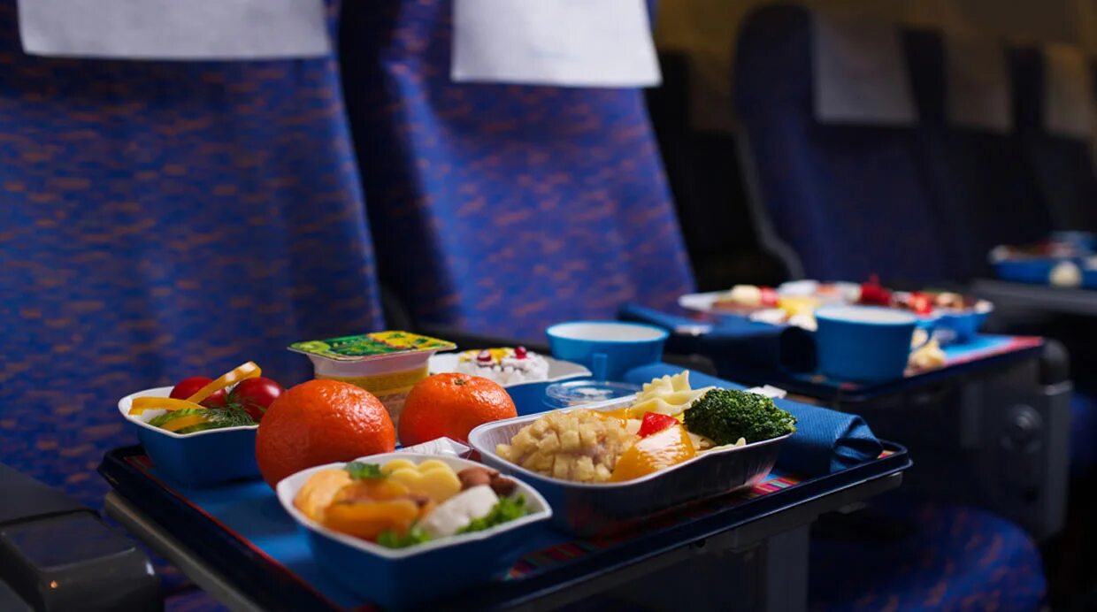 Еда в самолете. Обед в самолете. Еда на борту самолета. Питание на борту воздушного судна.
