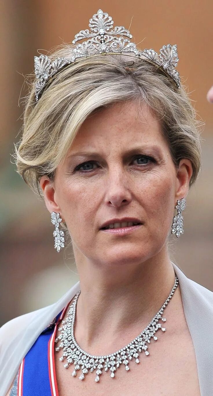 Leonard boden портрет королевы. Бриллианты королевы елизаветы 2ой. Августа саксен-веймар-эйзенахская. Тиара софи уэссекской. Сапфировая парюра елизаветы 2.