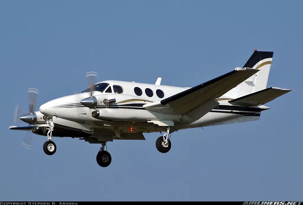 Аир б. King Air c90b. Beechcraft King Air 90. King Air 2000. King Air c90 характеристики.