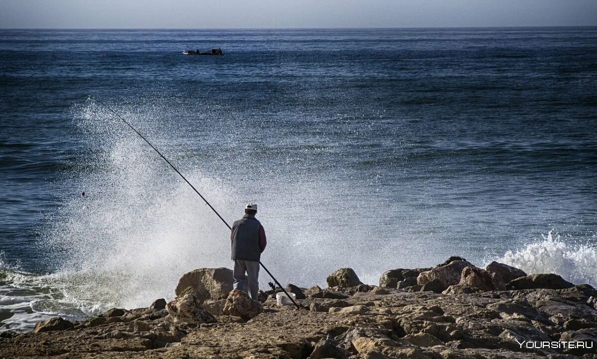 Рыбаки на берегу моря. Рыбаки в море. Природа рыбалка. Рыбаки на море фото. Рыба удочка в океане.